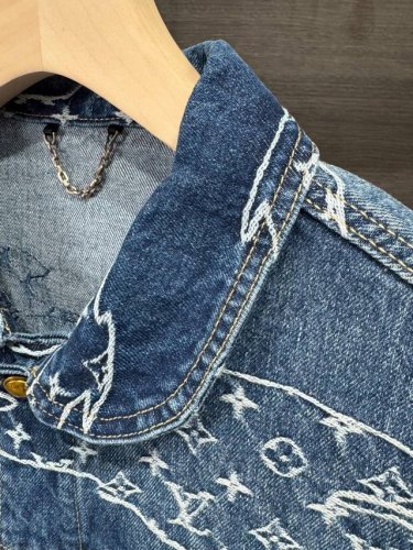 款号-Mx001 细节图 Louis Vuitton 路易 威登 25Fw 云纹提花Logo牛仔夹克外套-顶级版本 这件 Lv 牛仔外套用的是定制斜纹提花牛仔料