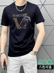 范思哲 2025最新男士高端好货，胸前字母徽标印花图案增添活力感！最经典一目了然的干净与纯粹的结合.必入款推荐！选用190克双股丝光面料制成 纹理清晰，尽显高端