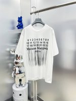 mm6 马吉拉 2025夏季新款瀑布日历印花字母Logo短袖Tee 专柜同步有售，原单狠货，时尚 进口原版科技面料，上身舒适透气，原版定制五金辅料，上身帅气有型
