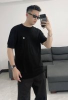 fendi 芬迪 2025新款夏季新品男士圆领短袖羊毛纱线材质。胸前饰有定制小号钯金属Ff标志。 邂逅Fendi 解锁意式风尚 Fendi这件白色短袖针织衫，简