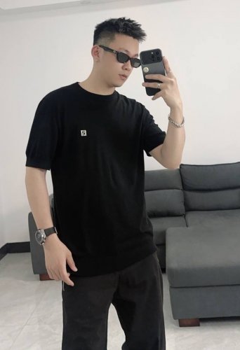 fendi 芬迪 2025新款夏季新品男士圆领短袖羊毛纱线材质。胸前饰有定制小号钯金属Ff标志。 邂逅Fendi 解锁意式风尚 Fendi这件白色短袖针织衫，简