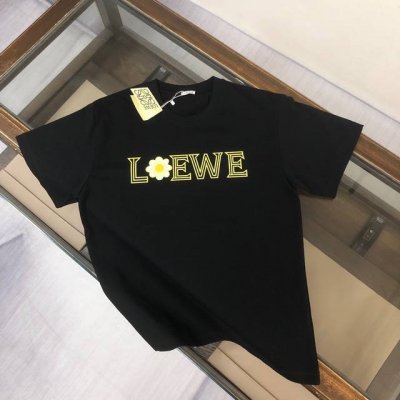 Loewe 24Ss夏季新款圆领短袖T恤！270克重磅高端纯棉面料，手感质感都极完美！修身裁剪设计干净利落！时尚又好看！走线做工非常精致！版型效果超赞！而且透气