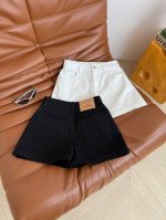 夏季必备款 25新品 日常巨好穿的牛仔短裤 经典的黑色和白色 各种百搭 承包你衣橱所有的上衣 A字阔腿剪裁的裤型 轻松拉长腿部比例感 特别显高显腿笔直 复古随性
