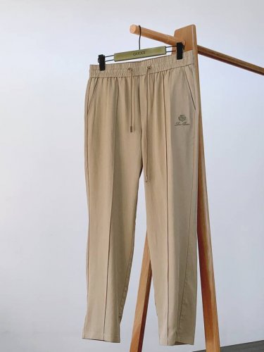 loropiana L. P2610Ss春夏新品 以西西里岛火山岩的天然肌理为灵感，将运动服饰的机能性与意大利南部海岸线的原始美感相融合。腰部采用原身布一体成型
