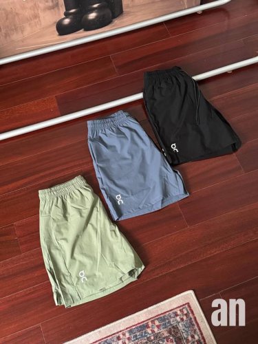 昂跑On 2025专柜新款男士不过膝短裤，On昂跑9” Core Shorts2025春夏新品男士9英寸跑步短裤，宽松版型。前后三处反光印花 黑色，抹茶绿，灰蓝