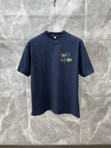 lv路易威登 2025Ss春夏高品质纯棉短袖T恤，顶级原单品质，当下最新工艺要求，顶级订单要求车线做工，超级好搭配，顶级定制，搭配整件细节 ，品质及剪裁设计都堪
