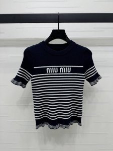 上新原单高端品Miumi* 2025早春最新系列！条纹圆领针织短袖！定制Yb丝毛针织材质 细腻柔软 透气舒适 领口撞色包边 条纹撞色搭配呼应 时髦大气 袖口下摆