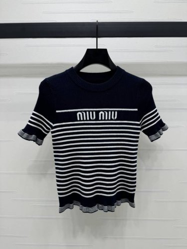 上新原单高端品Miumi* 2025早春最新系列！条纹圆领针织短袖！定制Yb丝毛针织材质 细腻柔软 透气舒适 领口撞色包边 条纹撞色搭配呼应 时髦大气 袖口下摆