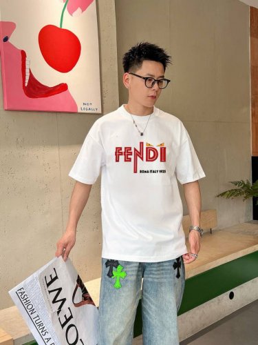 芬家 2025春夏新款首发专柜最新款短袖圆领T恤 高端订制 设计前卫时尚！品牌Logo重工艺设计 高端定制面料.手感柔软.穿着舒适.专柜级别精致车线.做工精细.