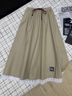 Miumi*25新款 刺绣Logo长半裙 松紧抽绳设计 搭配简单的小上衣 衬衣都很好看 长度在小腿以下 最最藏肉 显高显瘦 不挑身材也不容易过时 女生们必须拥有