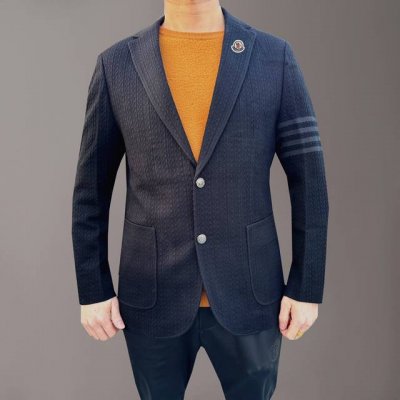 高版本 蒙口 2025Ss欧洲专柜主打系列。男士修身西服 ，采用进口羊毛面料 ，面料超级牛逼上身潇洒大气 ，贵气十足！男神必备码数:M-Xxxl 下单请报身高体