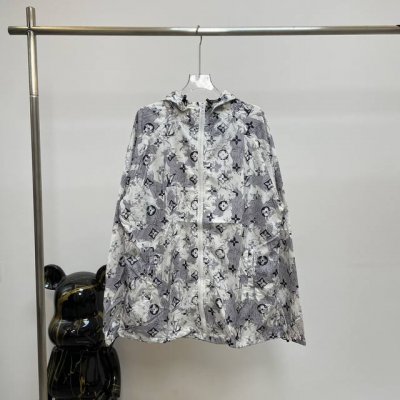 特价 Lv路易威登满印防晒外套- 春夏外套-客户最爱的薄款防晒服，春夏转换季完全无压力！自带气场一针一线彰显“气度”送礼绝对是首选！男，女同款。 颜色:图片色