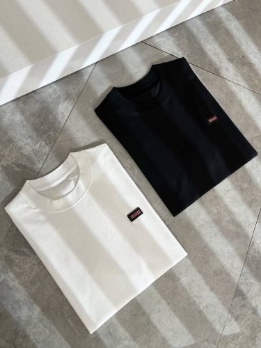 kiton 2025春夏新款男士短袖T恤，采用进口专属丝光棉面料！！简单Logo标识徽章设计！代表品牌形象 简洁舒适的款式，线条感粗细均匀饱满，精致细腻，上身高