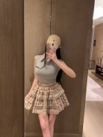 上新 套装 Burberr* 巴宝莉 25Ss拼接格子刺绣字母polo领背心经典格子短裙套装 颜色：白色 灰色 码数：Sml S码推荐： 80~100 M码推荐