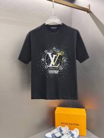 Sslv纯棉最新面料经典标识图案Logo时尚简约潮流短袖，最顶级的品质专柜原单短袖，顶级制作工艺进口面料，专柜款独特设计，采用进口高端订制面料。官网在售！面料版
