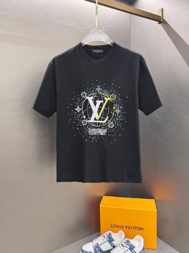 Sslv纯棉最新面料经典标识图案Logo时尚简约潮流短袖，最顶级的品质专柜原单短袖，顶级制作工艺进口面料，专柜款独特设计，采用进口高端订制面料。官网在售！面料版