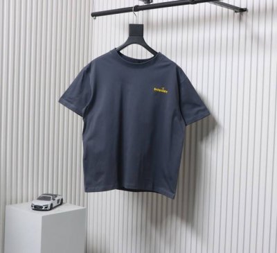 Burberry 巴宝莉 小蜜蜂植绒短袖T恤，面料采用纯棉精梳棉面料，工艺采用印花植绒，上身效果宽松休闲，百搭款，三标齐全 ，男女同款 尺码: Xs S M L