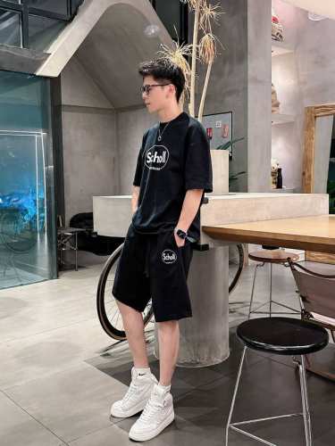 25Ss Balenciaga*Scholl联名重磅圆领短袖T恤短裤套装 选用330克双纱平织棉面料打造 植绒印花工艺 男女同款 码数 S-Xl 颜色 黑 白2