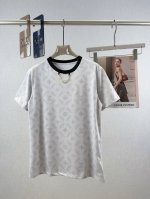 lv 链条灰色印花短袖 100%棉面料 棉的优点透气性好、柔软舒适、吸湿性强，适合贴肤穿着 宽松T恤裁剪 ，满幅灰色老花字母Logo印花图案 ，凸显品牌格调 ，