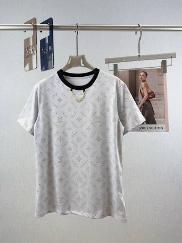 lv 链条灰色印花短袖 100%棉面料 棉的优点透气性好、柔软舒适、吸湿性强，适合贴肤穿着 宽松T恤裁剪 ，满幅灰色老花字母Logo印花图案 ，凸显品牌格调 ，
