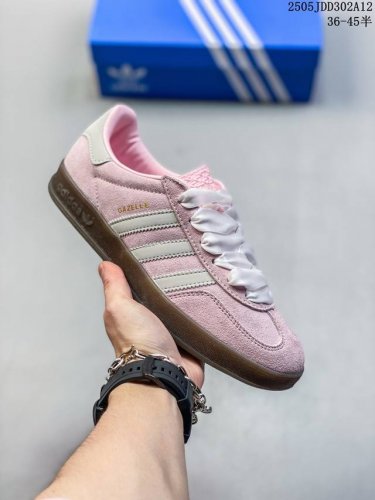 adidas 阿迪达斯 原楦开发版型 采用 正确色卡校准 台产固色丝光猪巴革组合环保纤维革鞋面材质 内嵌缓震Ortholite 欧索莱 透气吸汗鞋垫 缜密拉帮中