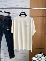 迪奥单穿打底都是首选 高定面料纯棉面料！2025春夏新品短袖时尚经典圆领短袖时尚单品设计，更加时尚舒适，高标准定制，上身非常有型，胸前品牌经典Logo 图案 客