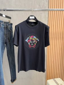 范思哲25Ss春夏新款首发专柜最新款短袖圆领T恤 高端订制 设计前卫时尚 品牌Logo重工艺设计 高端定制240克面料.手感柔软.穿着舒适.专柜级别精致车线.颜
