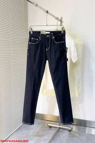 P250 J920 Ar迪奥2025Ss牛仔海军蓝，全新演绎经典单品。采用海军蓝色棉质斜纹布精心制作，衣袖饰以 Dior Archives Labels 标志刺