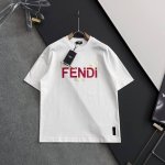 fend* 2025春夏新款男女同款短袖T恤 走秀图案时尚休闲短袖T恤衫 立体硅胶烫金设计 极具设计精选客供260克100%全棉面料 手感柔软亲肤 着身舒适透气