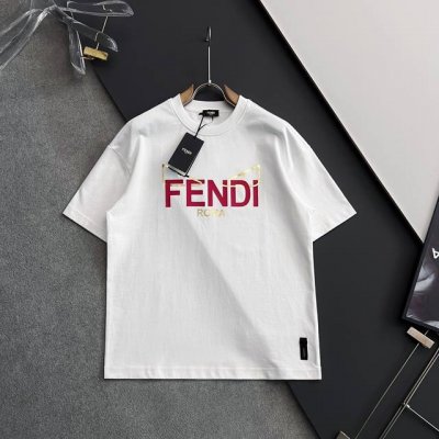 fend* 2025春夏新款男女同款短袖T恤 走秀图案时尚休闲短袖T恤衫 立体硅胶烫金设计 极具设计精选客供260克100%全棉面料 手感柔软亲肤 着身舒适透气