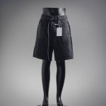 acne Studios 25Ss 腰带牛仔短裤 官网 0,溢价款选用黑色水洗工艺原粗胚丹宁面料制作,五口袋结构,纽扣门襟, 男女同款 码数：Xs.S.M.L