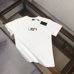p100 Fendi 芬迪 2025最新款短袖T恤，绝对的顶级爆款，胸前图案立体精美，细节处处动人，非常独特的设计，大气，简约，基础，耐看，但又独具风格，结合了