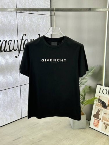 Givenchy 纪梵希 25Ss春夏新品Givenchy印花圆领短袖T恤，正面缀饰品牌字母立体印花设计，重新定义了不断演变的标志性风格，为男士衣橱注入新意。采