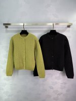 Gucc*25春夏新款镂空勾花针织开衫 绿色和黑色两款可选，经典圆领设计，质感高级舒适。轻奢时髦。穿上它瞬间提升气质。2色3码Sml T226B