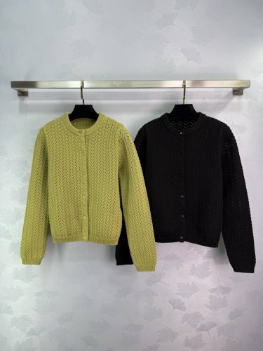 Gucc*25春夏新款镂空勾花针织开衫 绿色和黑色两款可选，经典圆领设计，质感高级舒适。轻奢时髦。穿上它瞬间提升气质。2色3码Sml T226B