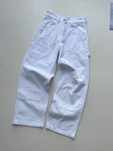 prada* 普拉达白色伐木裤 本款产品使用高级珠帆布制作而成，珠帆布的卓越质感大家有目共睹。本产品使用的珠帆布表面呈现出细腻的颗粒状纹理，赋予牛仔裤独特的视觉