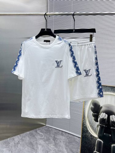 路易威登 Lv 2025Ss夏季新款 休闲 短袖 短裤 套装，高端版本！专柜定制面料 透气舒适度高，细节无可挑剔，品牌元素设计理念，体现高品质。手感细腻柔软！呈