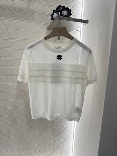 chane*2025新品上架 针织层叠花边短袖 定制Yb羊毛纱线织造 细腻肌理 透气舒适 针织短袖剪裁 松紧袖边增添时尚调性 通体纯色 以胸前层叠蛋糕花边突出亮