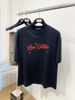 路易威登、2025最新款短袖T恤，帅气时尚，胸前顶级印胶字母图案Logo，简约百搭款。面料棉 不仅挺括，保持潮流的廓形，又穿着舒适，纱织更细腻，码数S-Xl