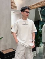 迪奥 2025春夏新款首发专柜最新款短袖圆领T恤 高端订制 设计前卫时尚！品牌Logo重工艺设计 高端定制丝光云朵棉面料.手感柔软.穿着舒适.专柜级别精致车线.