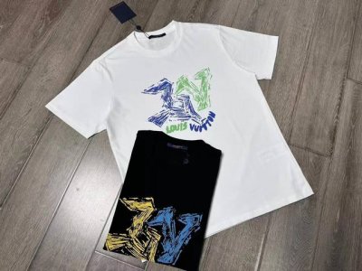 Lv 短袖T恤 工艺：印花 颜色：黑色 白色 码数：S~Xl 面料：精梳紧密棉盖棉280G 柔顺手感，做工细致。男女同款宽松版型！
