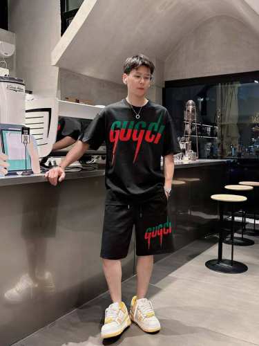 古驰套装 2025春夏最新款，男女同款，经典设计短袖T恤短裤套装，定制纯棉面料，手感柔软，穿着舒适，做工精细.上身效果无敌帅气，码数M-3Xl