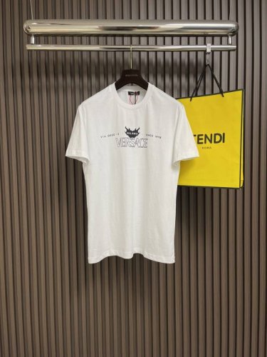 Versace 2025Ss早春Logo印花短袖T恤，柜台橱窗展示款。优质好面料 柔软触感 看似简单 工艺却很复杂 随意穿出时尚感 品相完美。尺码：S-Xl