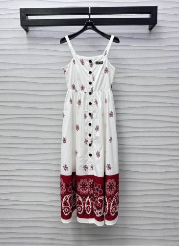 Miumi*2025新品上架 印花吊带连衣裙 定制Yb进口斜纹全棉材质 垂顺透气舒适 通体点缀印花徽标图案 呈现夏日清爽文雅气息 利用裁剪细节提升精致度 开襟钮
