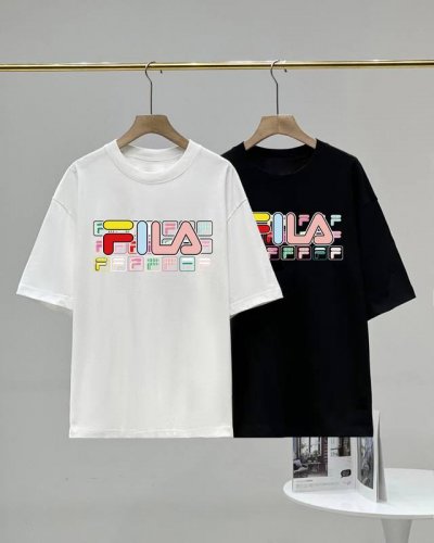 上新 Fila斐乐Logo经典款印花休闲宽松情侣款 短袖T恤 颜色: 黑色 白色 重磅专柜最新款 走一波 绝对私房牛货 原厂面料采用40织双纱面料 纯棉螺纹领口
