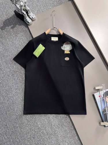 Gucci 古驰 2025新款 口袋红绿刺绣字母Logo 手绘涂鸦潮 男女同款 短袖T恤 定制260克100％双纱纯棉面料 定染32支双股螺纹 领标吊牌主唛三标