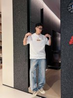 25Ss Lv新款圆领短袖T恤 选用330克双纱平织棉面料打造 胸前Lv Lovers硅胶材质标识 后部点缀Marque L.Vuitton Deposee标签