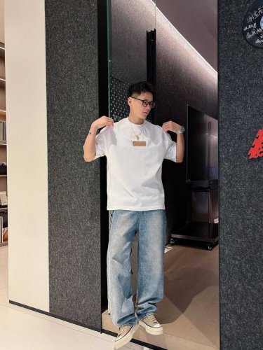 25Ss Lv新款圆领短袖T恤 选用330克双纱平织棉面料打造 胸前Lv Lovers硅胶材质标识 后部点缀Marque L.Vuitton Deposee标签