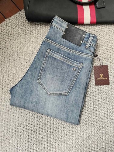 Lv 2025年春夏季最新品牛仔裤专柜热销款 品味与价值共享 身穿着非常舒适 低调不失奢华 穿出去非常有档次,裤型款式和裁剪亦无需多言 上身精致跃然.真正一等一