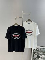 Prad*普拉-达25新款T恤.男女同款！小红书同步！基础款字母排列有序.重工万针高逼格刺绣工艺设计.280G棉质饱满柔软亲肤，无身材顾虑.此种设计的舒适感是无